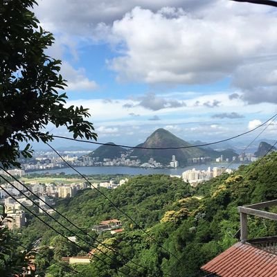 Ainda que eu ande por um vale escuro como a morte, não terei medo de nada. Pois tu, ó Senhor Deus, estás comigo; tu me proteges e me diriges.
