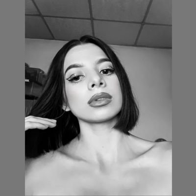 aleja_14guz's profile picture. Las letras, un escape y un refugio para mi, las se plasmar y las se leer 💫❤
 - Tengo una obsesión por las piñas 🍍 Amo la pizza 🍕 y mi vicio el 🍫