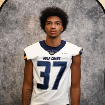 6’5 205lbs | Edge/LB @Mgccc | trenton.rocker6@gmail.com |