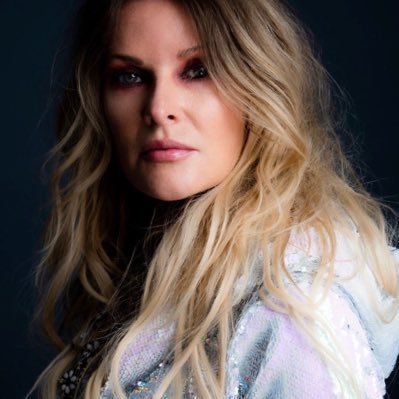 My celebrity lifestyle music 🎶 Elizabeth Cook