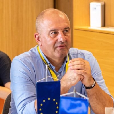 Научив дека луѓето забораваат што си рекол и што си направил, но секогаш ги паметат емоциите кога правиш да се чувствуваат среќно.
