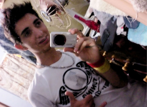 Haha Garoto Normal como todos outros so mudo meu Jeito de ser por vc (:   Gosto de curti a vida yy)  Então me segue '-' 
Lee  20/09/1995 -