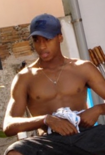 __Não procuro alguém que me complete. Procuro alguém que me divirta, me leve à loucura, me tire do chão, que me mostre a realidade...__