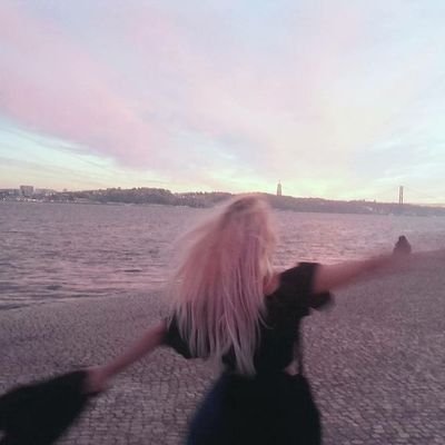 I'm the girl who cried wolf 🌙
Main acc: @sharedsmokekiss