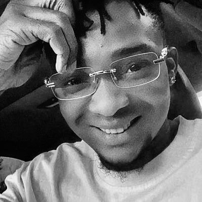 iTweet Reality • Man City • Graphic Designer • Sapiosexual • Trypophobic • Hemophobic • Melomaniac • @supermarioh001 •