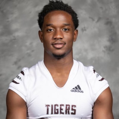 Class of ‘25📚| 6’0 Safety/Linebacker @CCC🐅..| 662-719-2115 gmail:hallbrandon305@gmail.com https://t.co/Uabw1aFqW8