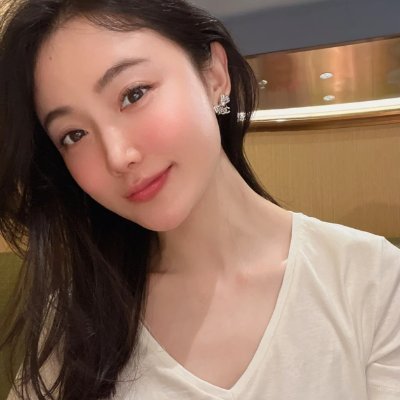 Luna43128138064's profile picture. The most attractive accessory a girl can have is confidence.