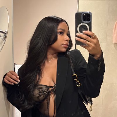 _alexandra_xo's profile picture. excels at vacant stares & flippin my hair