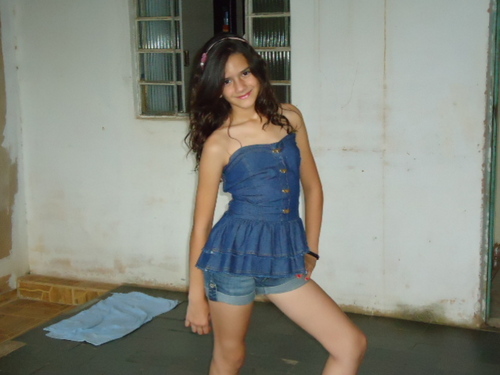 lviarabelo1's profile picture. sou timida e insegura gosto de dançar e fazer esportes  adoro cantar