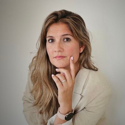 Directora del CEP de Castilleja de la Cuesta.
Maestra de Primaria, E.Fisica y Lengua extranjera (inglés).
