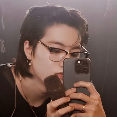 dailybluie's profile picture. talk a lot about kpop