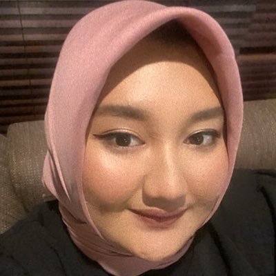 saraizaty's profile picture. a pluviophile & bibliophile • daily poetry drinker • mohon maaf, twitter ini jarang aktif. sekalinya aktif buat curhat. trims. ✨
