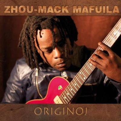 Chanteur, guitariste, percussionniste, parlant aussi l'Espéranto, originaire de la République démocratique du Congo.