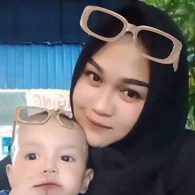 a happy wife👸🏻
mom alm. hasya kirana azmi, 
muhammad ali azmi,
alm. putri kirana azmi dan muhammad abil azmi👶🏻