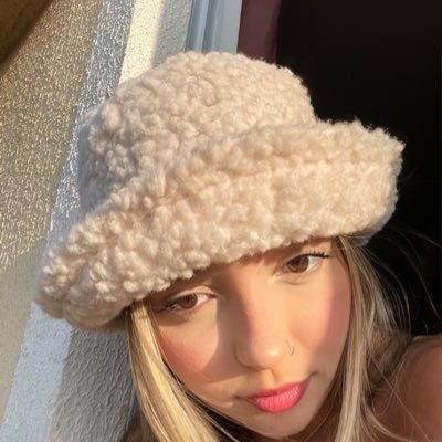 clariaam's profile picture. mae se voce achar esse perfil, nao sou eu!! 🙏🏻😭