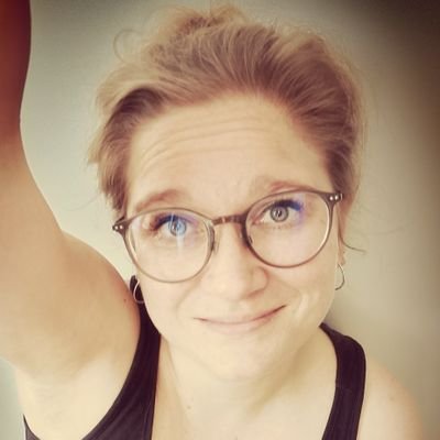Meist im Osten.
Ab und zu im Norden.
Etwas scheu und dödelig.
Redet und denkt zu viel.
Meist freundlich.
Isst gern. Bewegt sich ungern.
In love.
☀️❤️🌟
