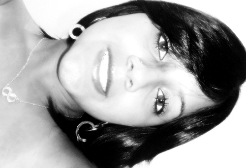 Dramática, irritante, carente, louca, irônica, desligada, chata e muito ciumenta. Prazer, eu ;)  #OusadiaeAlegria .  #EXALTAMANÍACA (: