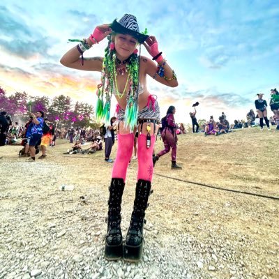 EVERYTHING HAPPENS FOR A REASON🕉| Rave Mom🪩| pan🏳️‍🌈 she/her | Licensed Cosmotologist🦄💖♑️
