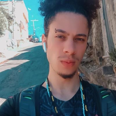 Cruzeirense, aspirante a cozinheiro, dealer e macumbeiro.
♉