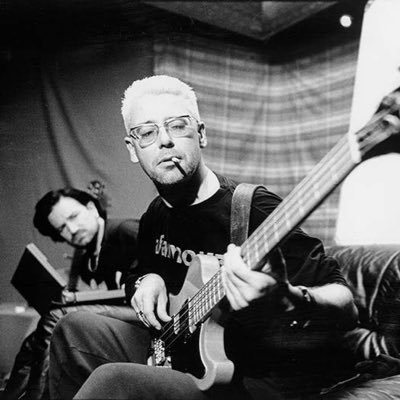u2 saved my life • she/her • 24 • simping over 60-year-old men from the northside of dublin