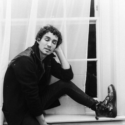 ♡ robert sheehan’s bodyguard ♡