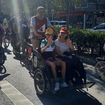 Seguidor de las cosas buenas de la vida es decir del RCDEspanyol y de la UESA   lucho a favor de la inclusión de todos y en todo.Amo la bicicleta y la cocina