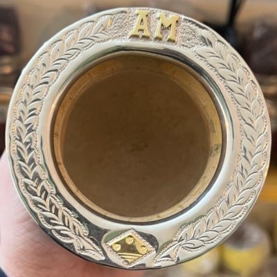 Mates de calabaza y de cerámica personalizados con grabado láser y apliques en bronce. PEDÍ EL TUYO AL 098 986 828 👉🏽(WHATSAPP) 👇🏼