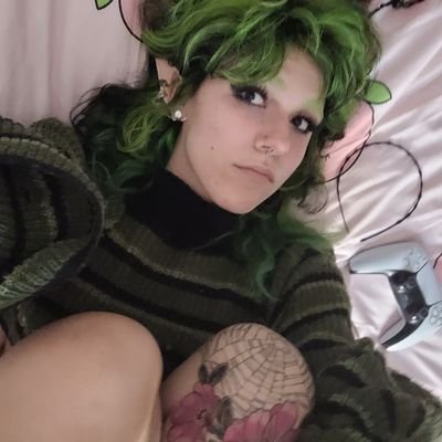 💕18+💕 NSFW
Your parasocial Canadian alt girlfriend🖤💚
 Situation might get sticky icky icky🕸

✨️ 🔞