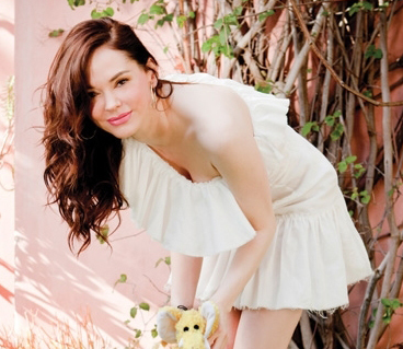 RoseMcGowanCrew's profile picture. Just here for Rose McGowan. Follow her @rosemcgowan