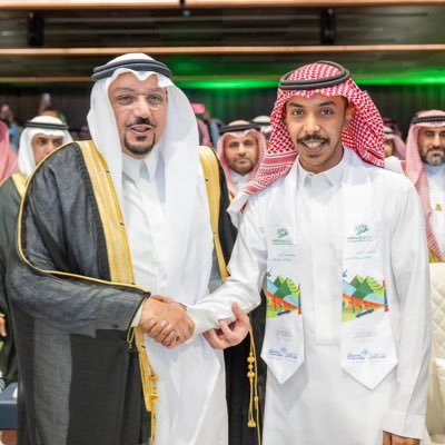 وأنا القصيدة حين لاحت بسمةٌ | الشاعر الواعد في @AlfaisalAward لموسم 2022 | مقدم أصبوحة في @ekhbariya2 | عضو مؤسس @nadyalaq | شاعر الجامعة كما يقول أمير القصيم.