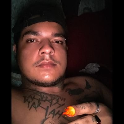 E fé no Pai, sei que todo mal contra mim vai cair por terra Nóis gosta da paz, mas não fugimo da guerra🎶👿🤟🏽