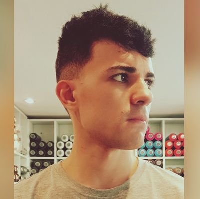 simplesmente odeio o fato que hj td mundo confunde sarcasmo com ironia. nascido palestra, forjado @cruzeiro 🦊