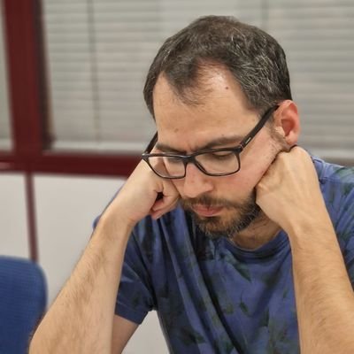 Constructor de cohetes, experto en pizzas, amante de los Gigantes, padre (esas son las sugerencias de Twitter para llenar el hueco este, será verdad entonces).