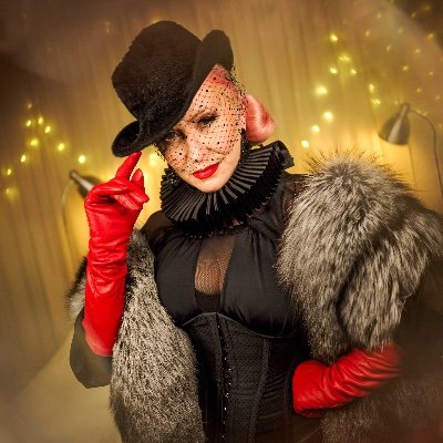 Queen Bee👑🐝 Strong leader 👑♣️ Real Matriarch ⭐️ The O.G. BDSM/Mistress Workshop - 14 years. Private play space in E2. Lifetime Achievement Award winner 🏆