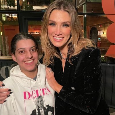 met my favourite Aussie- dream come true.check me out in @deltagoodrem music video for her new single ‘back to your heart’. #BOTDtour #HOTRtour #Loveisintheair