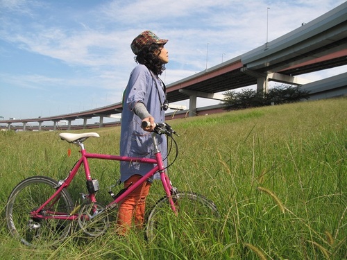 一児の母として生きる傍ら北千住にて旦那のチュータ氏と自転車と雑貨のお店『自転車雑貨FLIP&FLOP』を営んでいます。自由気ままに生きるアラサー。