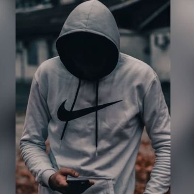 ومَـا نـحن سِـوى أرواح عابِرة نَسيـر فِـي متآهاتِ القدر ويوماً مَـا سيختفَي أثرُنا... 🖤
