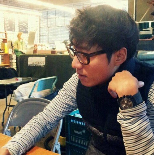 Director_SiX's profile picture. CEO of LAPIZ SENSIBLE. 
(Sensuous Pencil.) 
감각적인 연필. 당신의 얼굴에 아름다운 선을 긋다. 

[ Justice. Respect. ]
[ Panta rei. ]