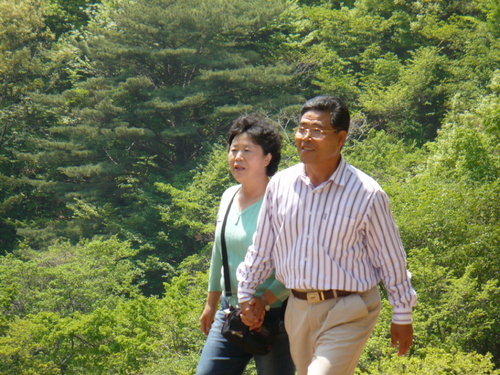 산천이 주는 환경의 혜택과 함께 아름다운 사람들을 만나 인생의 행복을 노래하며, 사랑하는 이들과 더불어 복된 땅을 경작하고 땅이주는 추수의 기쁨을 감사로 돌리며, 진실이신 예수 그리스도를 따르는 사람입니다.