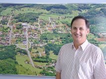 Advogado, ex- Prefeito, (PT) de Boqueirão do Leão, RS(2005/2012), Mestre em Direito na Unisc, políticas públicas, em Sta Cruz do Sul, RS, Brasil.