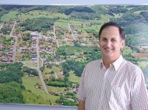 Advogado, ex- Prefeito, (PT) de Boqueirão do Leão, RS(2005/2012), Mestre  em Direito na Unisc, políticas públicas,  em Sta Cruz do Sul, RS, Brasil.