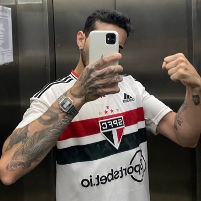 Eu aceitei que a vida é triste e que às vezes temos alegria.