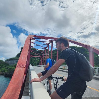 Step outside, summertime's in bloom🌊🌴

Traductor de videojocs

Esports, videojocs i xovinisme.
Del Lleida per orígens i culer per herència.

Molt d'esquerres.