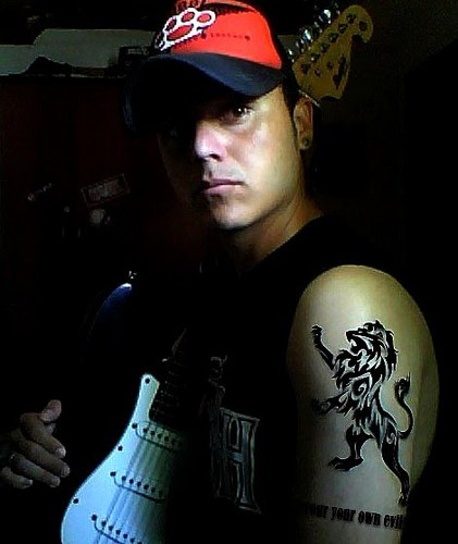 Guitarrista Autodidata, Cético, Remasterizado em 31/10/2010.
Long live Rock'n Roll!