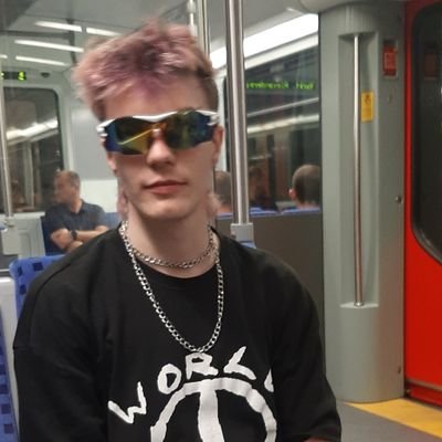 Im 20 from erfurt 
I do clothing and music stuff, thats it for the most part
 https://t.co/rJAnCnCYu4 
Tik tok:  https://t.co/cfHsYtyscm