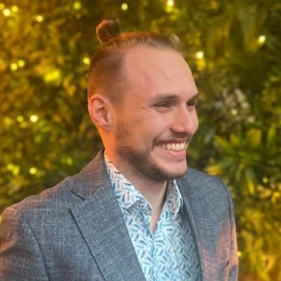En la foto de perfil me reía de alguien. Mi mayor virtud es hablar con gilipollas.