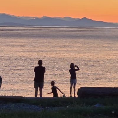 Happy husband, proud dad. Hawks, ManU, Canucks and fishing. Union. Labor. Retweets ≠ endorsement #VoteYes