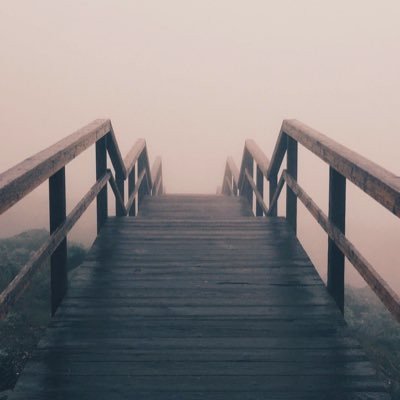 مو انا آلليْ يهزها كلٱم آلنآس/ آدوسَہُ هو وكلآمه/ وأمشَيْ أنفضْ تراابَہُ 