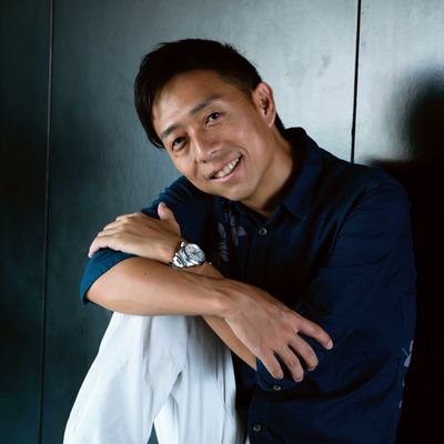 takutamaru's profile picture. 田丸琢（たまちゃん）| 印章彫刻士・詩人
京都老舗「田丸印房」五代目当主
元IT技術者→印章の未来を模索する「デジタル縄文人」
握手で受け取った【その人の図形】を印に吹き込む
《古きを尊び、新しきを受入れ、本来の自分と出和う》
🔸デジタル縄文village主宰
🔸印章・詩・思索を発信