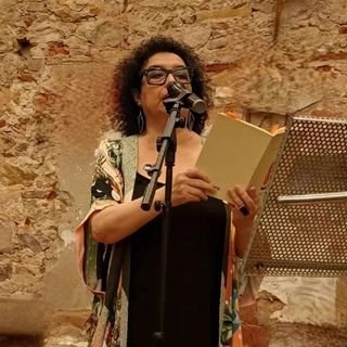 Escritora & Poetriz. O paxaro de nácara @EdGalaxia/O libro da rosa @EdGalaxia/ Alicia en Penumbra /A ollada de Astarté /Versos de Perra Negra /Un Llop estrany..